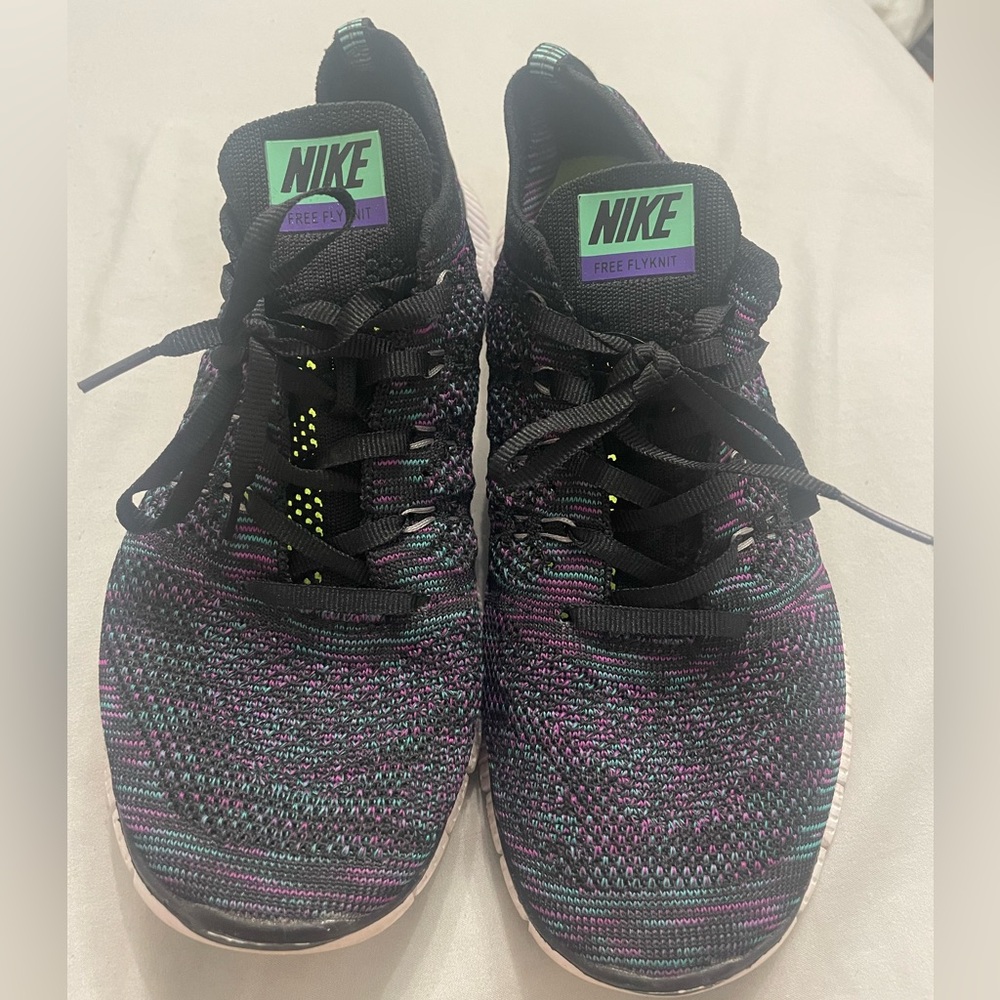 Size 8 Nike Free Flyknit sneakers